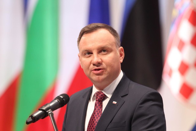 Dziś o godz. 10. w Jasionce  rozpoczęło się Forum Regionów Trójmorza. Udział wziął w nim prezydent Andrzej Duda. - Brak spójności społecznej i gospodarczej jest problemem całej Europy, a nie tylko krajów Trójmorza. Dzieląc Unię wg waskiego kryterium walutowego oddalamy się od idei spójnosci Europy. lnicjatywa Forum Krajów Trójmorza ma wypełnic lukę w systematycznosci współpracy europejskiej, regionalnej sprawczosci i europejskiej spójności. Via Carpathia i inne tego rodzaju projekty sprawiają, że współpraca regionalna staje się systematyczna, trwała i efektywna. Cykliczne szczyty Trójmorza to środki prowadzące do tego, żeby Europa Środkowa stała się maksymalnie wydajna, sprawcza  i efektywna. Cykliczne szczyty Trójmorza to środki prowadzące do tego, żeby Europa Środkowa stała się maksymalnie wydajna, sprawcza  i efektywna. - powiedział w Jasionce.