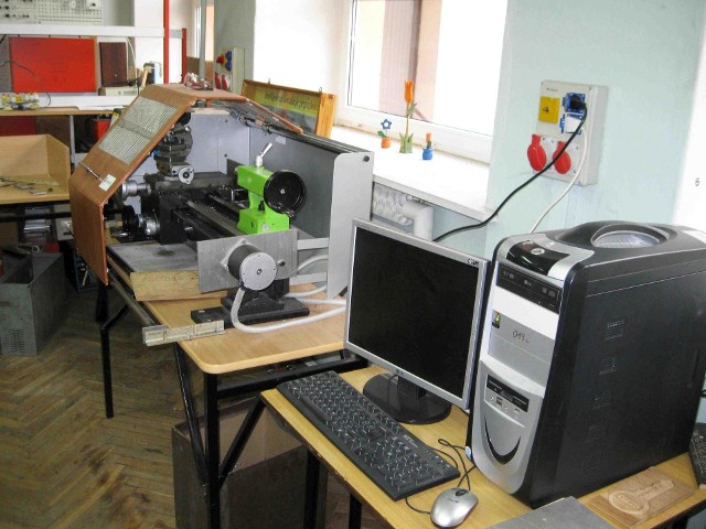 Obrabiarka CNC sterowana numerycznie, w pracowni  Zespołu Szkół Zawodowych nr 2 w Starachowicach