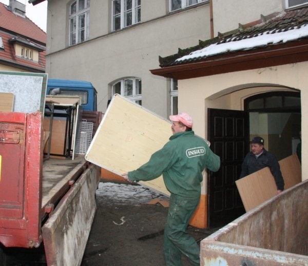 Pracownicy firmy Insbud rozpoczęli opróżnianie pomieszczeń szkolnych z mebli i innych sprzętów.