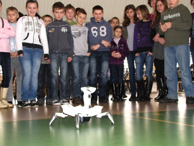 Zainteresowanie robotami okazało się bardzo duże. Dzieci nie chciały opuścić budynku szkoły.
