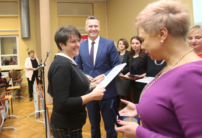 Oto laureaci tytułu „Nauczyciel na medal”. Wręczyliśmy nagrody zwycięzcom plebiscytu DZ [ZDJĘCIA]