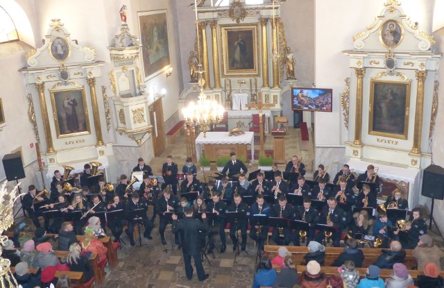 Ubiegłoroczny koncert noworoczny orkiestry dętej w krasocińskim kościele obejrzało wielu parafian.