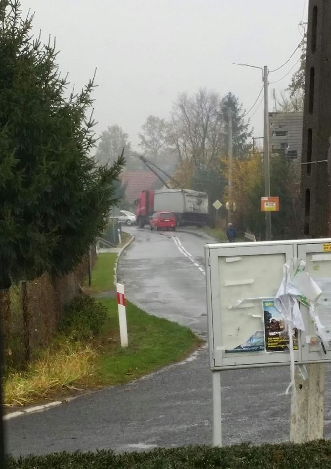 Wypadek pod Strzelinem. Tir przewożący buraki wypadł z drogi [FOTO]