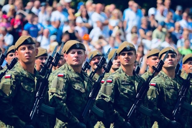 W każdej ze służb państwowych trzeba wykazać się doskonałą kondycją fizyczną i umiejętnościami. Służba w straży, policji czy w wojsku jest odpowiedzialna i często niebezpieczna. Ile za nią płacą? Przedstawiamy zarobki w straży pożarnej, policji i w wojsku w 2019 roku.  