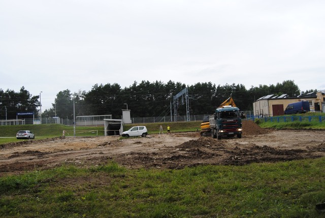 Rozpoczęła się budowa dodatkowego parkingu przy stacji PKP Włoszczowa Północ. Trwają prace ziemne. Więcej na następnych zdjęciach >>>
