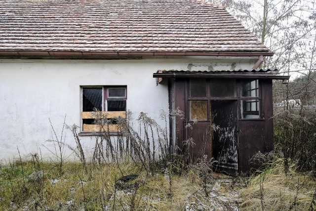 Dom w Gądkach chciała wykupić pod przebudowę drogi S11 GDDKiA. Jeden z właścicieli nie wyraził jednak zgody na wykup. Teraz dom stoi pusty i niszczeje, padając ofiarą chuliganów i wandali.Kolejne zdjęcie --->