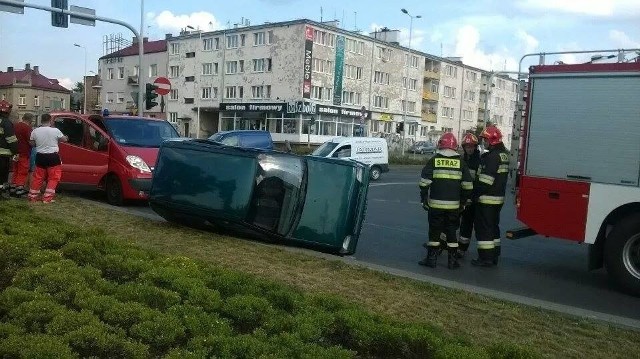 Wypadek we Włocławku. Daewoo tico po zderzeniu przewrócił się na bok