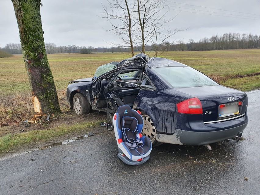 Śmiertelny wypadek na drodze Stanomino - Białogard. Nie żyje matka i dziecko 7.03.2020