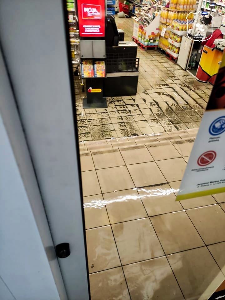 Woda wdarła się do sklepu w Centrum Handlowym EUROPA II przy al. Józefa Piłsudskiego w Rzeszowie [ZDJĘCIA]