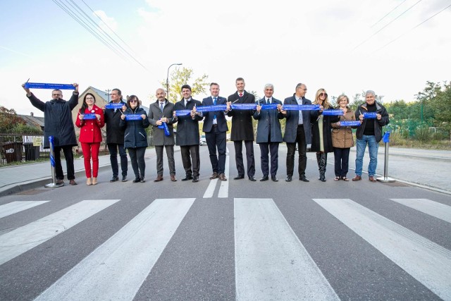 Droga powiatowa Krupniki-Porosły została oficjalnie otwarta we wtorek (10.10). Po przecięciu wstęgi poświęcił ją ks. Piotr Wojnach z białostockiej parafii.