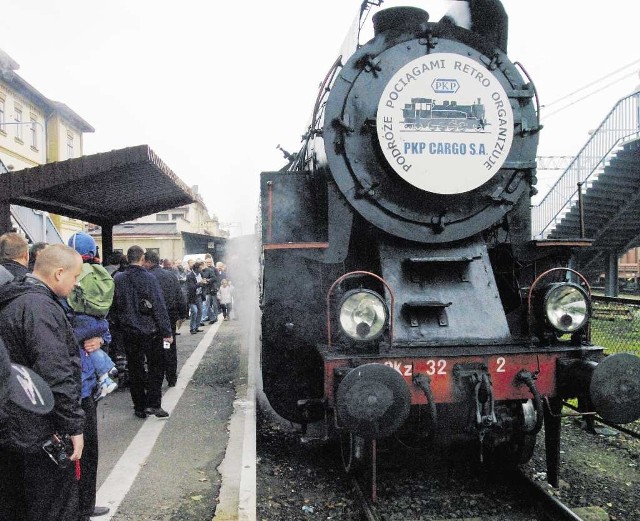 Uczestnicy przejazdu pociągiem retro na stacji w Krasinie Wielkiej będą bić rekord świata w śpiewaniu piosenki kolejowej