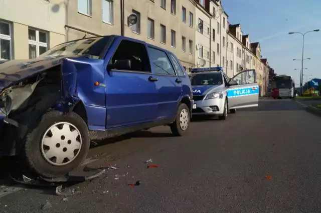 Na zamkniętym odcinku ulicy Lutosławskiego w Słupsku doszło do kolizji dwóch samochodów osobowych. Jeden z uczestników zawracał, a drugi próbował go ominąć. Kierowca Fiata Uno, na tyle niefortunnie zakończył manewr zawracania, że wjechał w przód mazdy, którą kierował obywatel z Niemiec.