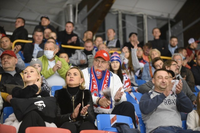 W pierwszym meczu sezonu hokeiści KH Energa Toruń pokonali 3:2 GKS Katowice. Świetny mecz rozegrali nowi napastnicy z Finlandii, którzy mieli udział we wszystkich golach dla gospodarzy. W niedzielę o godz. 17. mecz z Podhalem Nowy Targ na Tor- Torze.Więcej zdjęć kibiców. Aby przejść do galerii, przesuń zdjęcie gestem lub naciśnij strzałkę w prawo. KH Energa Toruń - GKS Katowice 3:2 (1:0, 1:1, 1:1)Bramki: 1:0 Jaakola - Saloranta (8), 2:0 Olkinuora - Dołęga, Rożkow (28), 2:1 Krężołek - Pasiut, Stoklasa (31), 3:1 Saloranta - Czwanczikow (46), 3:2 Starzyński - Stoklasa, Wajda (54).KH Energa: Svensson - Kozłow, Szkodienko, Bondaruk, K. Kalinowski, M. Kalinowski - Smirnow, Podsiadło, Sierguszkin, Fieofanow, Szabanow - Gusevas, A. Jaworski, Saloranta, Czwanczikow, Jaakola - Dołęga, Rożkow, Olkinuora oraz Olszewski i Mazurkiewicz.