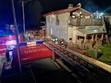 Pożar domu w Winiarach pod Gdowem. Z ogniem walczyło ponad 30 strażaków