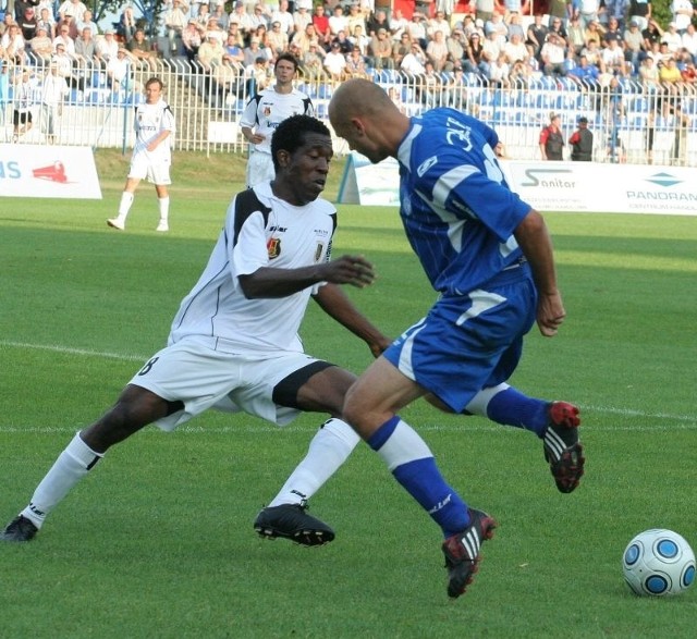 Piłkarze Stali Stalowa Wola (z lewej Longinus Uwakwe) zremisowali w Gorzowie Wielkopolskim z GKP 0:0.