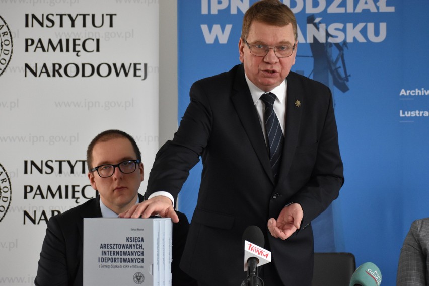 Naczelnik OBBH dr Daniel Czerwiński oraz dyrektor IPN Gdańsk...
