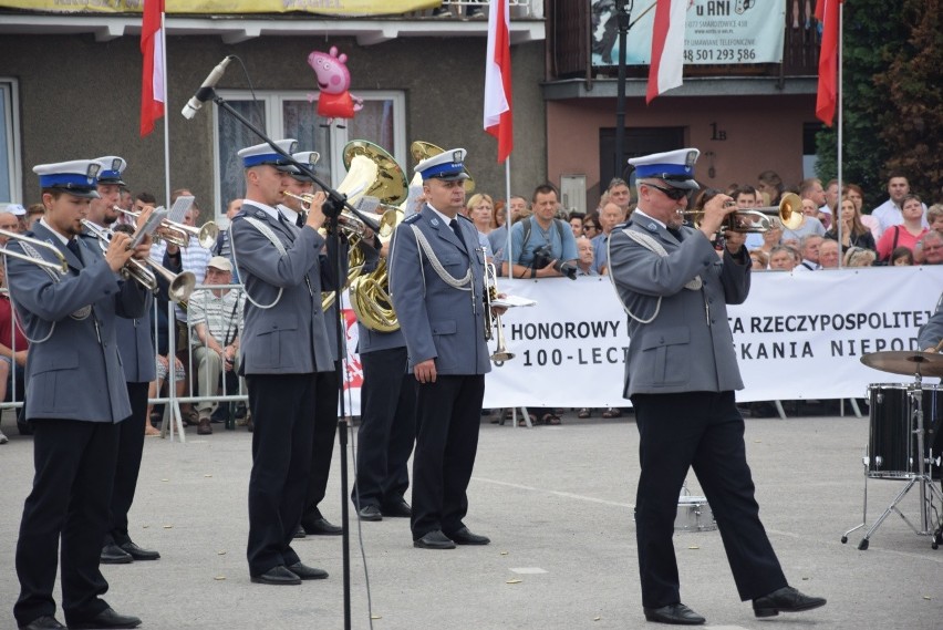 Parada i tańce instrumentalistów w Skale. Festiwal Orkiestr Wojskowych i Dętych