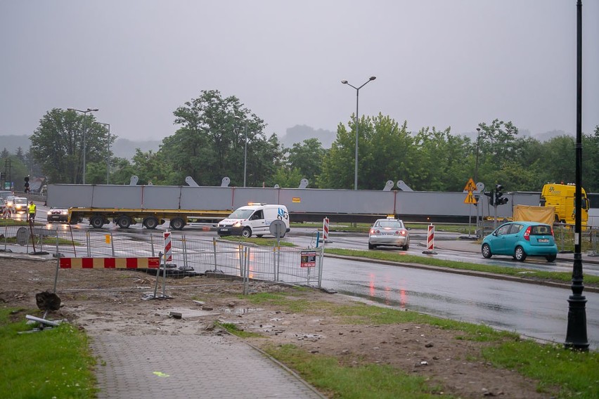 Nowy Sącz. Pierwsze elementy Mostu Heleńskiego już dotarły