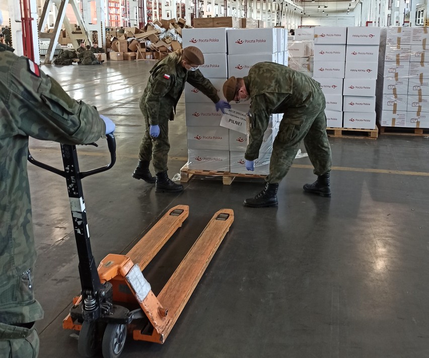 Żołnierze WOT ze Zgierza przygotowują paczki dla szpitali, przychodni i aptek ZDJĘCIA