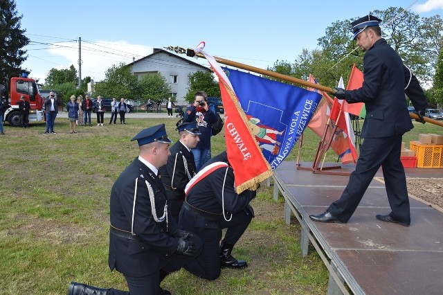 Przyjęcie odnowionego sztandaru Ochotniczej Straży Pożarnej Stalowa Wola – Charzewice. Więcej na kolejnych zdjęciach.