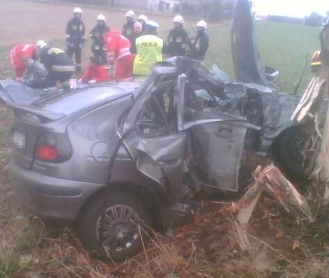 Wypadek w Krzyżowej Dolinie. Zginął 44-letni kierowca renault megane.