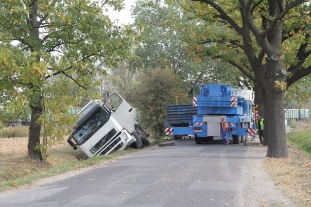 Ciężarówka w rowie, Konduktorska, Wrocław, 06.10.2015