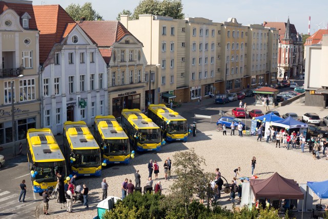 W piątek na Starym Rynku zaprezentowano pięć nowych autobusów, które otrzymało MZK.
