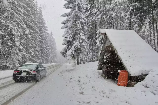 Według zapowiedzi wstrzymanie ruchu ciężarówek na przejściu Harrachov - Jakuszyce potrwa do czwartku. Powodem są prognozowane intensywne opady śniegu.