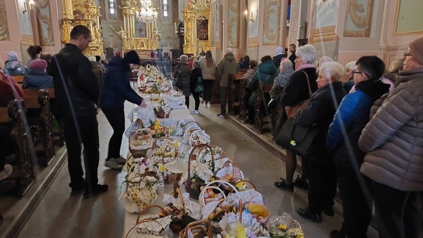 Wiele osób na święceniu pokarmów w opatowskich parafiach....