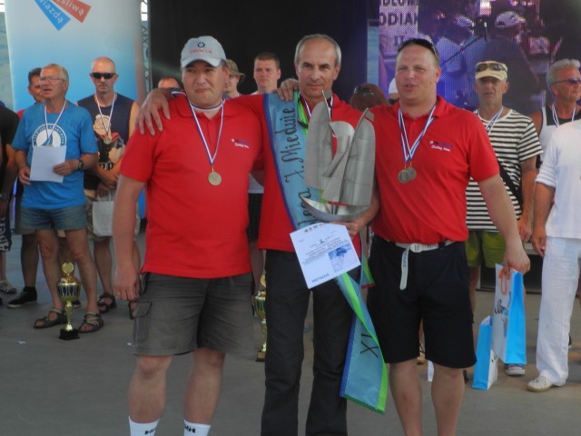Nagrody za udział w regatach były wręczane w muszli koncertowej w Morzyczynie. Na zdj. załoga Polsails Sailing Team, która zdobyła Błękitną Wstęgę Jeziora Miedwie.