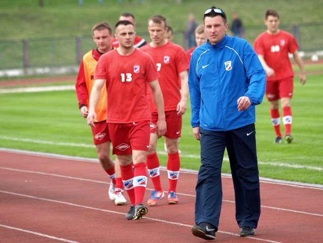 Krzysztof Jabłoński (w dresie) wczoraj został pierwszym trenerem Wdy. Jego asystentem będzie Grzegorz Brzeziński (nr 13)