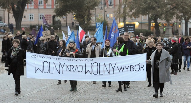 Kobiety sprzeciwiają się planom zaostrzenia ustawy aborcyjnej i ograniczeniu dostępu do zabiegu w przypadku ciężkiego uszkodzenia płodu. W czarnym proteście, który odbył się na ulicach Przemyśla wzięło udział ponad 100 osób.