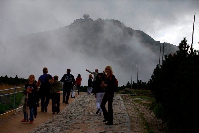 Tatry, Pieniny, a może Biebrzański Park Narodowy? Otóż nie. Od 1 października 2018 roku to Karkonoski Park Narodowy jest najdroższym parkiem w Polsce. Ceny biletów podniesiono o 30 proc. w porównaniu z poprzednim rokiem. Ile zapłacimy za wstęp do parku i jak uzasadniona jest ta decyzji - czytaj na kolejnym slajdzie w naszej galerii.