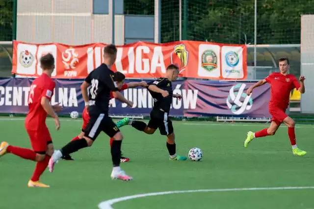 Jagiellonia Białystok przegrała u siebie 1:2 z Polonią Warszawa i mocno skomplikowała sobie walkę o czołowe lokaty w grupie A Centralnej Ligi Juniorów U-17.