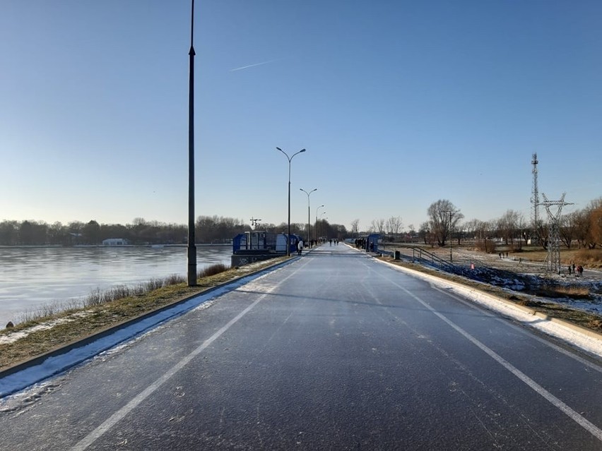 Lodowisko w Lublinie nie tylko na Icemanii. Grube warstwy lodu pokryły drogi i chodniki w mieście 