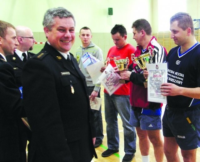 Komendant Ireneusz Lewaśkiewicz wręcza nagrody zwycięzcom turnieju