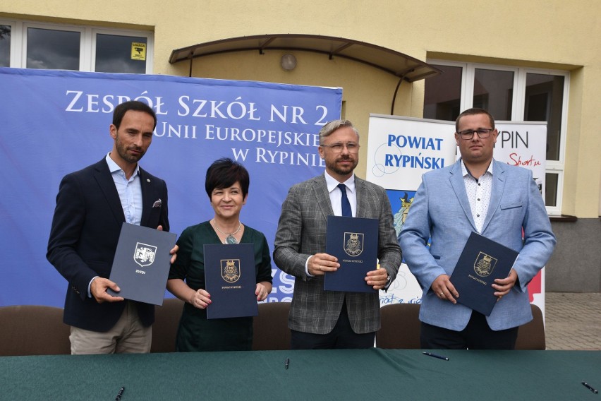 Od lewej: burmistrz Paweł Grzybowski, poseł Joanna Borowiak,...