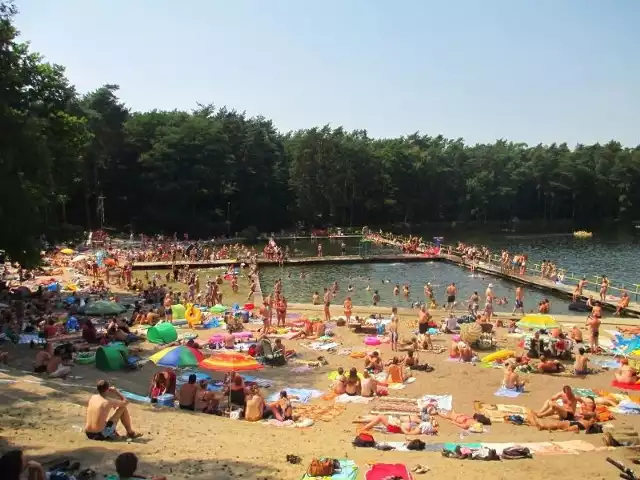 Miejscem, gdzie chętnie w upalne dni kierują się plażowicze jest Jezioro Golejów koło Staszowa. Tak odpoczywali w zeszłym sezonie.