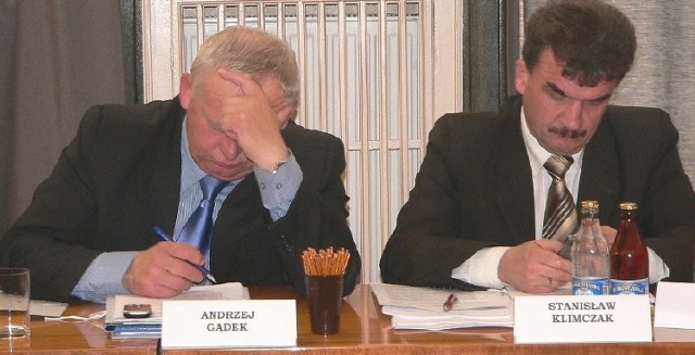 Andrzej Gądek (z lewej) podczas wtorkowej sesji buskiej Rady Powiatu nie brał udziału w głosowaniu w "swojej sprawie", lecz kego mandat nie został wygaszony.