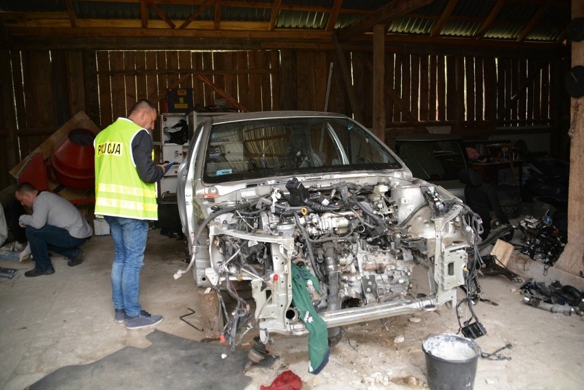 Dziupla zlikwidowana. Rozkładali toyoty na części (zdjęcia)