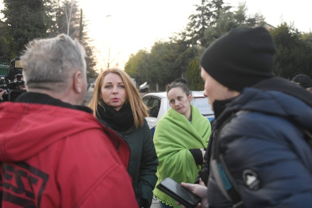 W pomoc kobiecie zaangażowała się pełnomocniczka prezydenta do spraw interwencji lokatorskich Magdalena Górska, która wraz policjantami, którzy pojawili się na miejscu, podjęła się mediacji z właścicielem budynku.