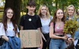 Ostrołęka. Młodzieżowy Strajk Klimatyczny także w Ostrołęce. Młodzi ludzie posadzili 50 drzewek w Parku Miejskim. 25.09.2020. Zdjęcia, wideo