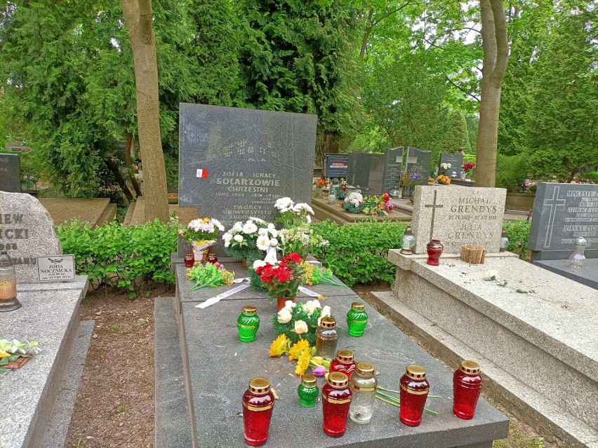 Groby znanych ludzi pochowanych na Powązkach.