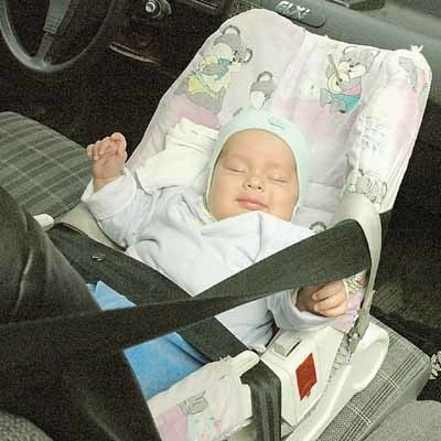 Dzieci jadące w samochodzie powinny być zawsze przypięte pasami. I znajdować się w foteliku, odpowiednim dla swego wieku.