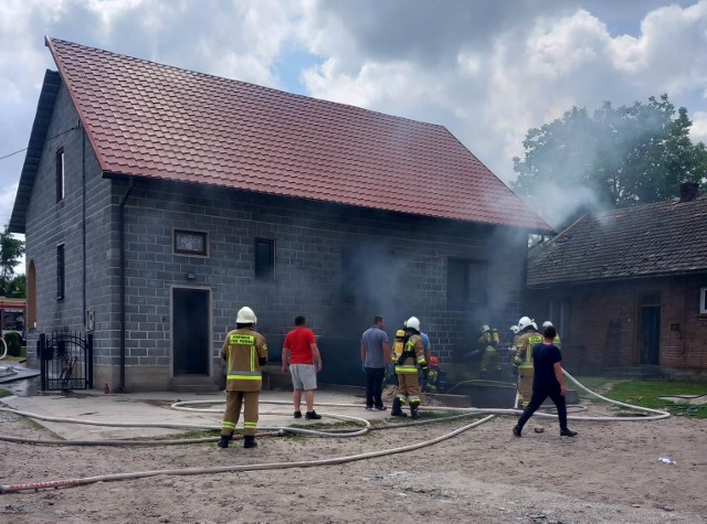 Ogień pojawił się w piwnicy budynku