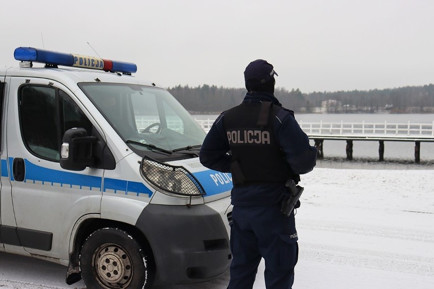 Policjanci ostrzegają przed wchodzeniem na zamarznięte...