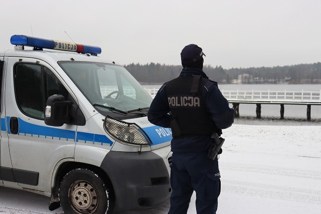 Policjanci ostrzegają przed wchodzeniem na zamarznięte jeziora.