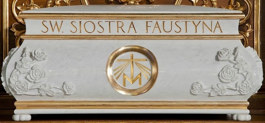 Trumna z relikwiami św. Faustyny Kowalskiej w...