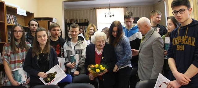 Mimo 101 lat i bohaterskiej postawy w czasie wojny i po wojnie, Maria Mirecka-Loryś zachowała niezwykłą pogodę ducha i jest dla młodzieży, podobnie jak członkowie jej rodziny, przykładem patriotycznych zachowań w ekstremalnie trudnych sytuacjach.