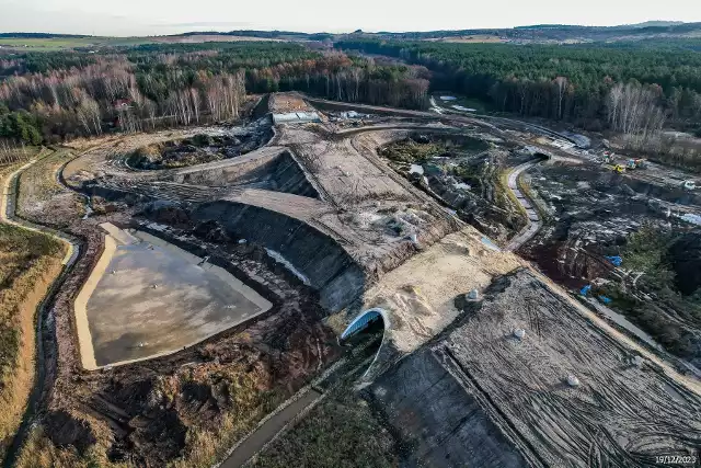 Obwodnica Kroczyc będzie jednojezdniową drogą o długości ok. 9,1 km. Przebiegać będzie po nowym śladzie, po terenie, na którym aktualnie znajdują się głównie pola uprawne.